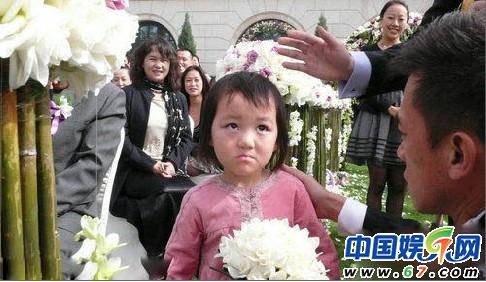 王菲女兒6歲開(kāi)畫(huà)展名聲大噪 圖揭李嫣6年成長(zhǎng)史