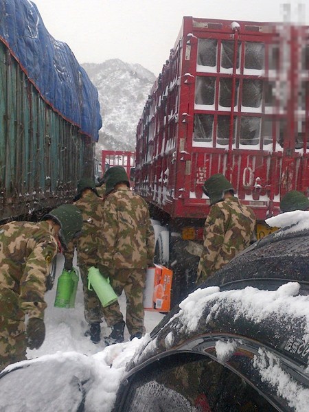 北京大雪高速積雪嚴(yán)重致?lián)矶?武警給司機送飯