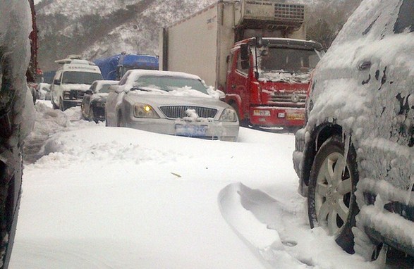 北京大雪高速積雪嚴重致?lián)矶?武警給司機送飯