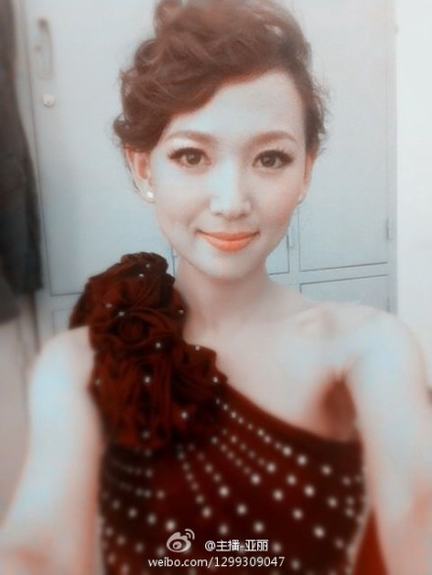 國足隊(duì)長杜威主動(dòng)示愛浙江美女主播亞麗 蜂腰長腿似侯佩岑