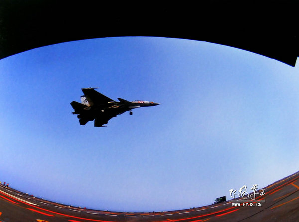 資料圖：殲-15艦載機(jī)的飛過(guò)遼寧艦