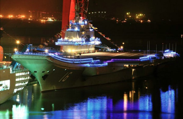 資料圖：五彩斑斕的中國(guó)航母遼寧艦。
