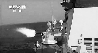 艦上主炮射擊目標(biāo)。