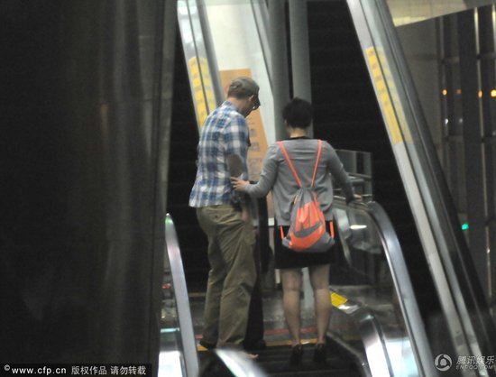 袁莉現(xiàn)身機場不見孕肚 外籍丈夫接機呵護有加