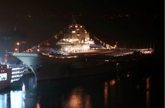 資料圖：夜間的遼寧艦。