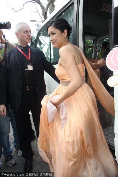 郭晶晶、霍啟剛注冊結婚 郭晶晶父母現(xiàn)身吳敏霞領銜伴娘團