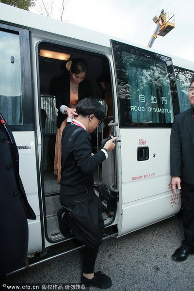 郭晶晶、霍啟剛注冊結(jié)婚 郭晶晶父母現(xiàn)身吳敏霞領(lǐng)銜伴娘團(tuán)