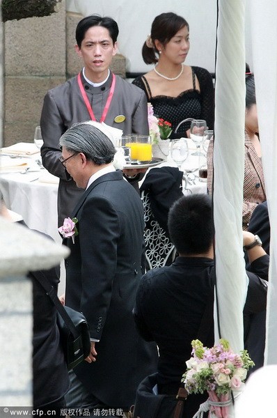 郭晶晶、霍啟剛注冊(cè)結(jié)婚 郭晶晶父母現(xiàn)身吳敏霞領(lǐng)銜伴娘團(tuán)