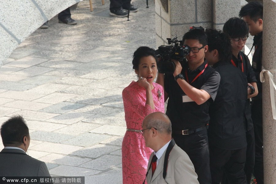 郭晶晶、霍啟剛注冊結(jié)婚 郭晶晶父母現(xiàn)身吳敏霞領(lǐng)銜伴娘團(tuán)