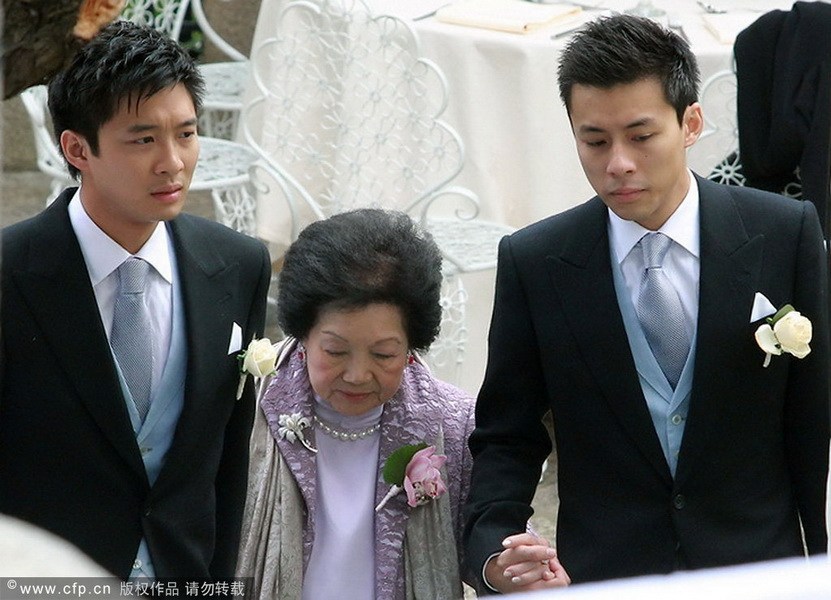 郭晶晶、霍啟剛注冊結(jié)婚 郭晶晶父母現(xiàn)身吳敏霞領(lǐng)銜伴娘團(tuán)