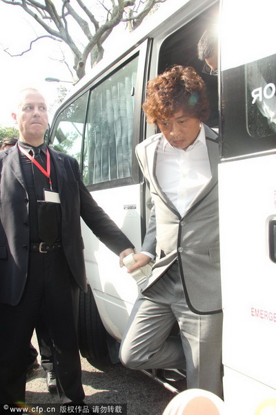 郭晶晶、霍啟剛注冊(cè)結(jié)婚 郭晶晶父母現(xiàn)身吳敏霞領(lǐng)銜伴娘團(tuán)