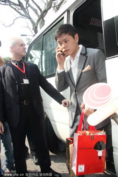 郭晶晶、霍啟剛注冊(cè)結(jié)婚 郭晶晶父母現(xiàn)身吳敏霞領(lǐng)銜伴娘團(tuán)