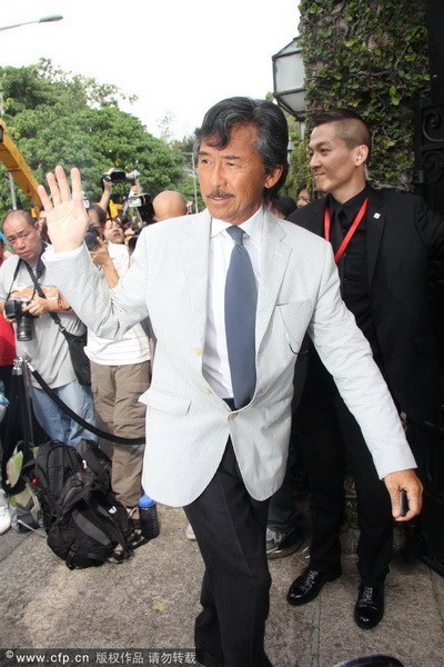 郭晶晶、霍啟剛注冊(cè)結(jié)婚 郭晶晶父母現(xiàn)身吳敏霞領(lǐng)銜伴娘團(tuán)