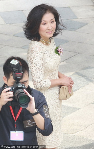 郭晶晶、霍啟剛注冊(cè)結(jié)婚 郭晶晶父母現(xiàn)身吳敏霞領(lǐng)銜伴娘團(tuán)