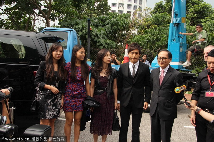 郭晶晶、霍啟剛注冊(cè)結(jié)婚 郭晶晶父母現(xiàn)身吳敏霞領(lǐng)銜伴娘團(tuán)