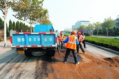 大型油罐車(chē)追尾致大量原油泄漏