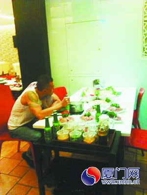 “豬肝哥”獨(dú)坐餐桌前，面前擺了5盤豬肝。