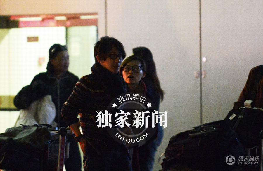 劉謙攜嫩模女友王希怡回京 機(jī)場瞄美女女友吃醋上前質(zhì)問