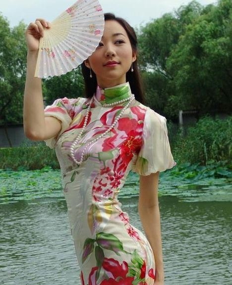 趙雅芝湯唯等眾一線女星演繹旗袍風(fēng)情 旗袍造型是慘是美眾說紛紜