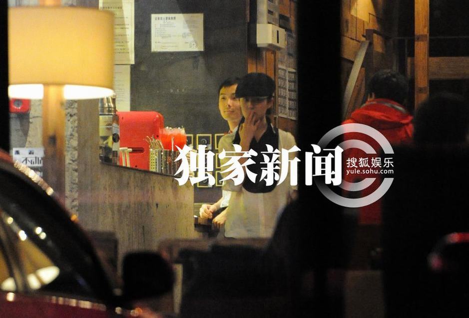 劉亦菲與閨蜜“情侶衫”出街 駕豪車(chē)同歸