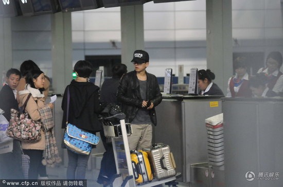 張杰機場悍馬車接送 謝娜緊隨身后素顏似小媳婦