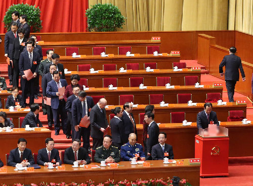 11月14日，中國共產(chǎn)黨第十八次全國代表大會(huì)閉幕會(huì)在北京人民大會(huì)堂舉行。這是代表投票選舉中央委員會(huì)委員、候補(bǔ)委員和中央紀(jì)律檢查委員會(huì)委員。新華社記者 丁林 攝