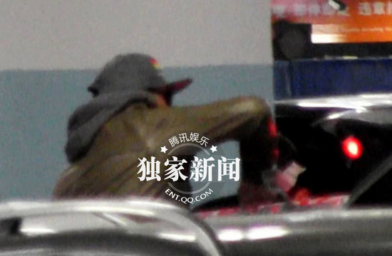 好聲音學員關(guān)喆機場現(xiàn)身 豪車豪宅彰顯身份