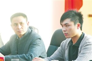 兒子周成程要參軍，父親周奇迪（左一）很是支持