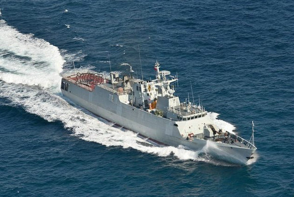 原文配圖：國產(chǎn)新型護(hù)衛(wèi)艦正在海上進(jìn)行航行測試。