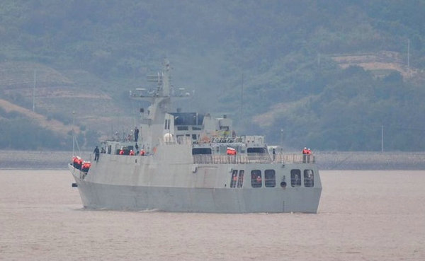 原文配圖：國產(chǎn)新型護(hù)衛(wèi)艦正在海上進(jìn)行航行測試。