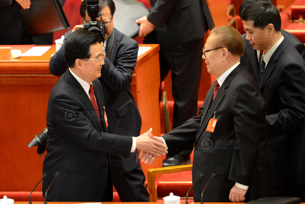 大會閉幕后，胡錦濤與江澤民握手。