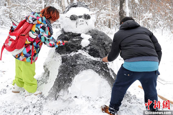 市民堆鳥(niǎo)叔雪人跳騎馬舞