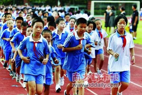 調(diào)查顯示深圳學(xué)生體質(zhì)逐年下降，跑步對不少學(xué)生來說不是一件輕松的事。南都記者 王子榮 攝