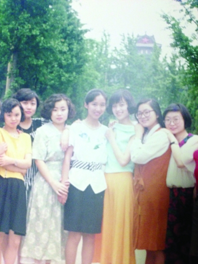 大學(xué)時(shí)代的華春瑩(右二)。