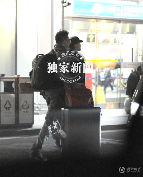 王學兵深夜攜新女友回家