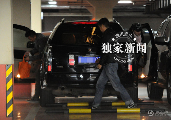 王學兵深夜攜新女友回家