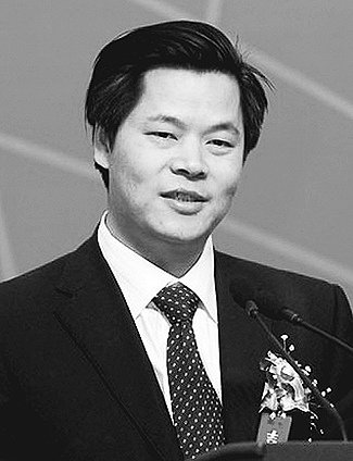  鄭功成 1964年生，湖南平江人?，F(xiàn)任中國人民大學(xué)教授、全國人大常委會委員。兼國務(wù)院首屆醫(yī)改咨詢委員會委員、國家減災(zāi)委專家委副主任、中國勞動學(xué)會副會長、中國社會保險學(xué)會副會長、中國社會福利協(xié)會等副會長等。長期從事社會保障、收入分配及與民生相關(guān)領(lǐng)域的研究，是“中國社會保障改革與發(fā)展戰(zhàn)略”、“維護社會公平正義與保障國民共享發(fā)展成果”、“國家社會福利制度發(fā)展戰(zhàn)略”等重大戰(zhàn)略項目研究的首席專家。出版過著作30余種，發(fā)表學(xué)術(shù)文章約400多篇，多篇政研報告或文章被中央領(lǐng)導(dǎo)同志批示。