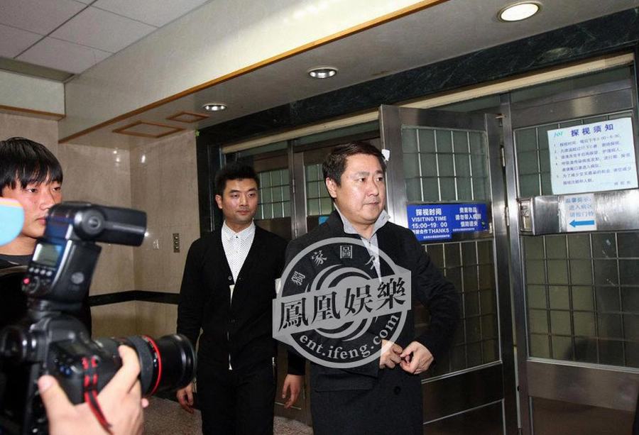 黃曉明拍戲摔傷左腿骨折 于東現(xiàn)場(chǎng)致歉