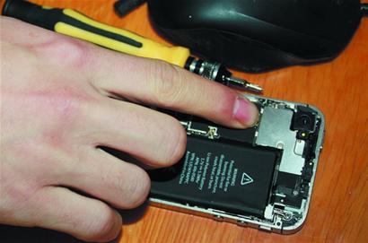 青島小哥用零件組裝Iphone4S爆紅 與行貨無差 青島小哥用零件組裝Iphone4S爆紅 與行貨無差