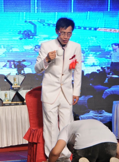 中國“干爹文化”尷尬了誰？