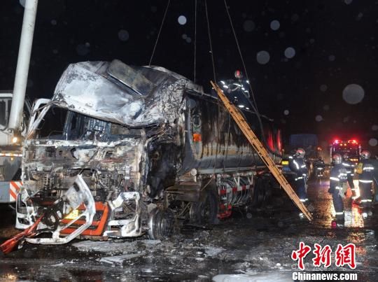 圖為消防官兵爬上油罐車查看情況，準備吊裝轉(zhuǎn)移肇事油罐車。。劉忠俊攝