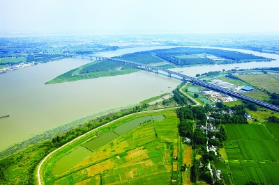 泰州大橋?qū)⑻┲?、揚(yáng)中、鎮(zhèn)江、常州串成一線。