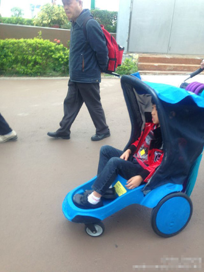 Lucas長大換推車，但手長腳長的他依舊顯得有點勉強