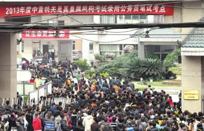 11月24日，大石西路成都職業(yè)技術(shù)學院，考生進場參加考試。