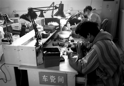 11月15日，通州區(qū)宋莊鎮(zhèn)，精佳藝義齒加工中心，操作間混雜著濃重化學品味和煤氣味。