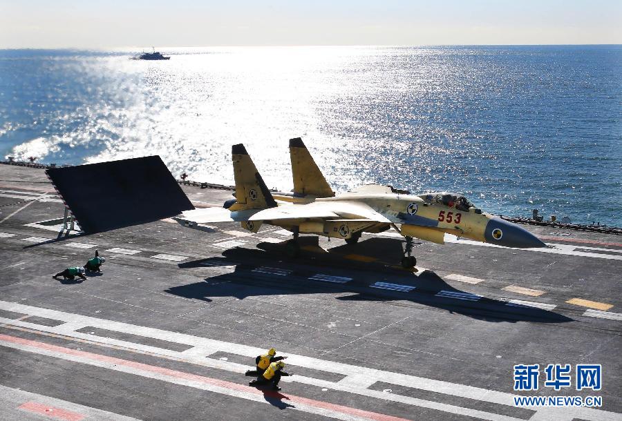 （軍事）（6）我航空母艦順利進行殲—15飛機起降飛行訓(xùn)練