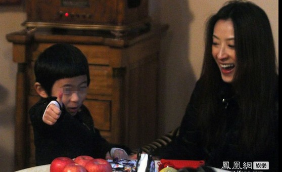 王志文酒駕后與名模嬌妻攜4歲兒子公開(kāi)亮相