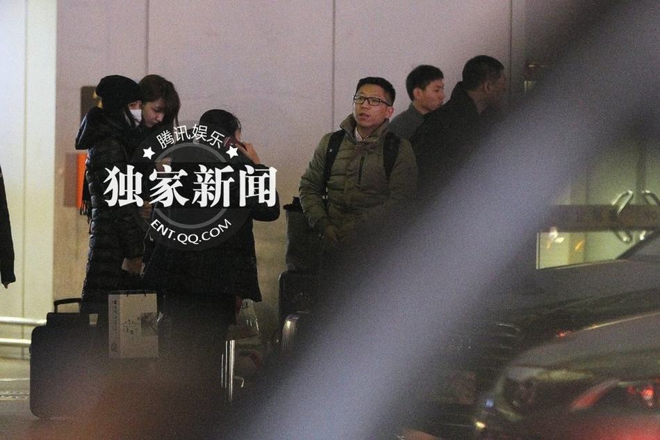 李冰冰豪車隊(duì)接機(jī)排場(chǎng)大 美女助理驚艷亮相似Ella