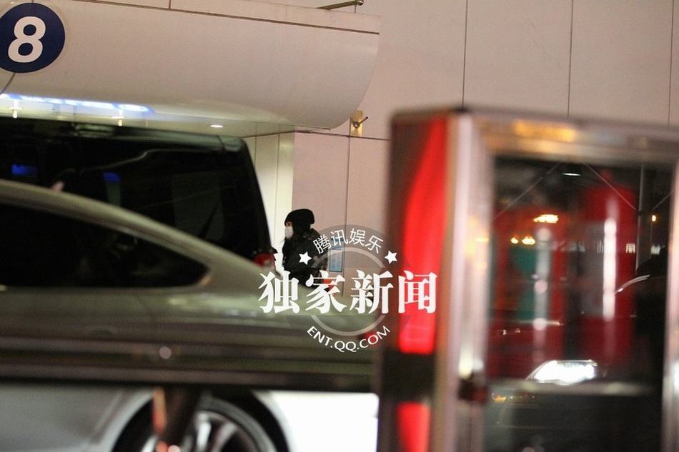 李冰冰豪車隊(duì)接機(jī)排場(chǎng)大 美女助理驚艷亮相似Ella
