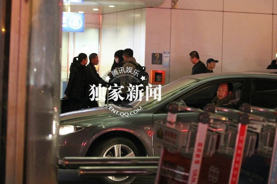 李冰冰豪車隊(duì)接機(jī)排場(chǎng)大 美女助理驚艷亮相似Ella